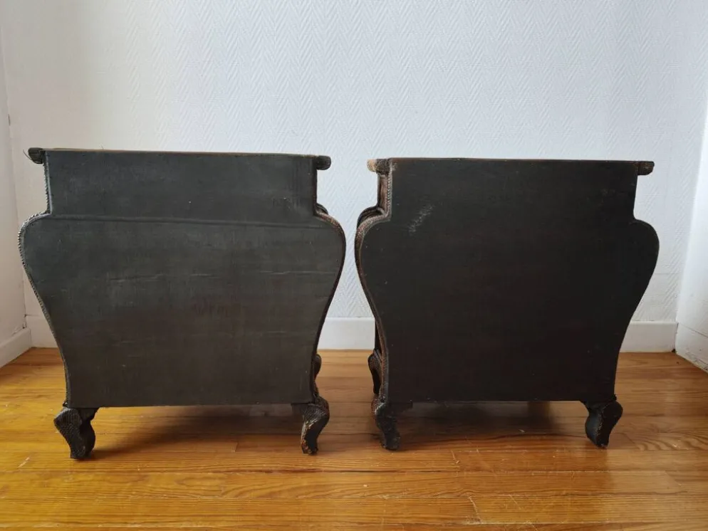 Paire de tables de chevet galbées en osier
