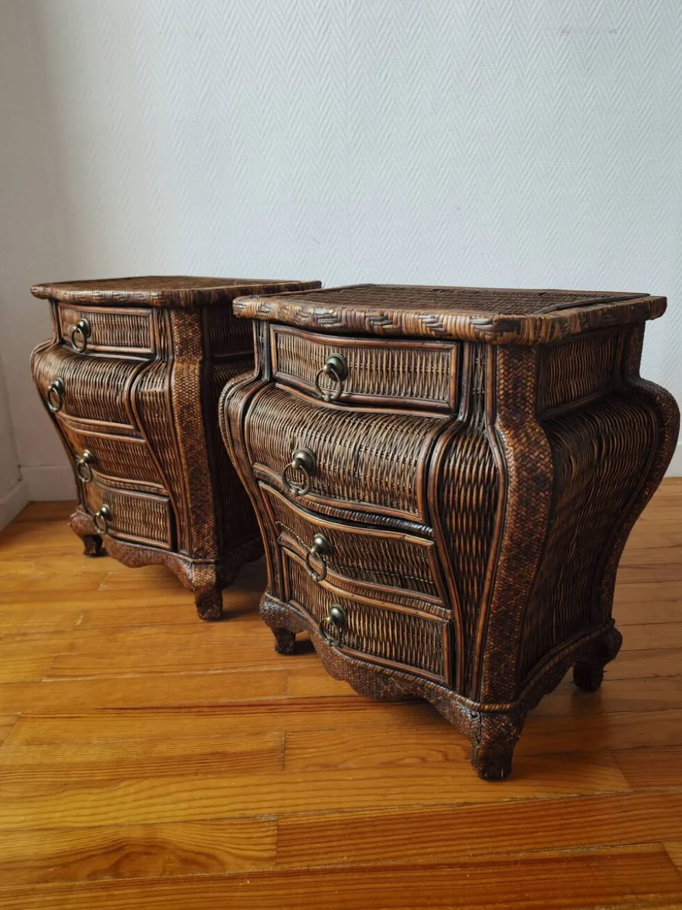 Paire de tables de chevet galbées en osier