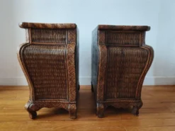 Paire de tables de chevet galbées en osier