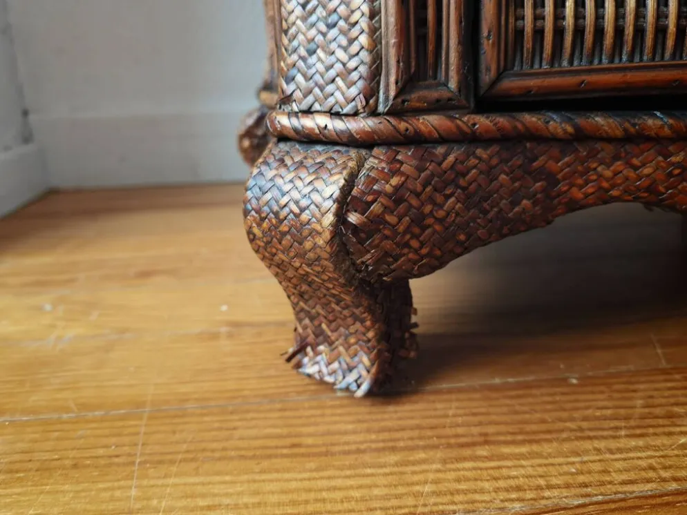 Paire de tables de chevet galbées en osier