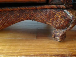 Paire de tables de chevet galbées en osier