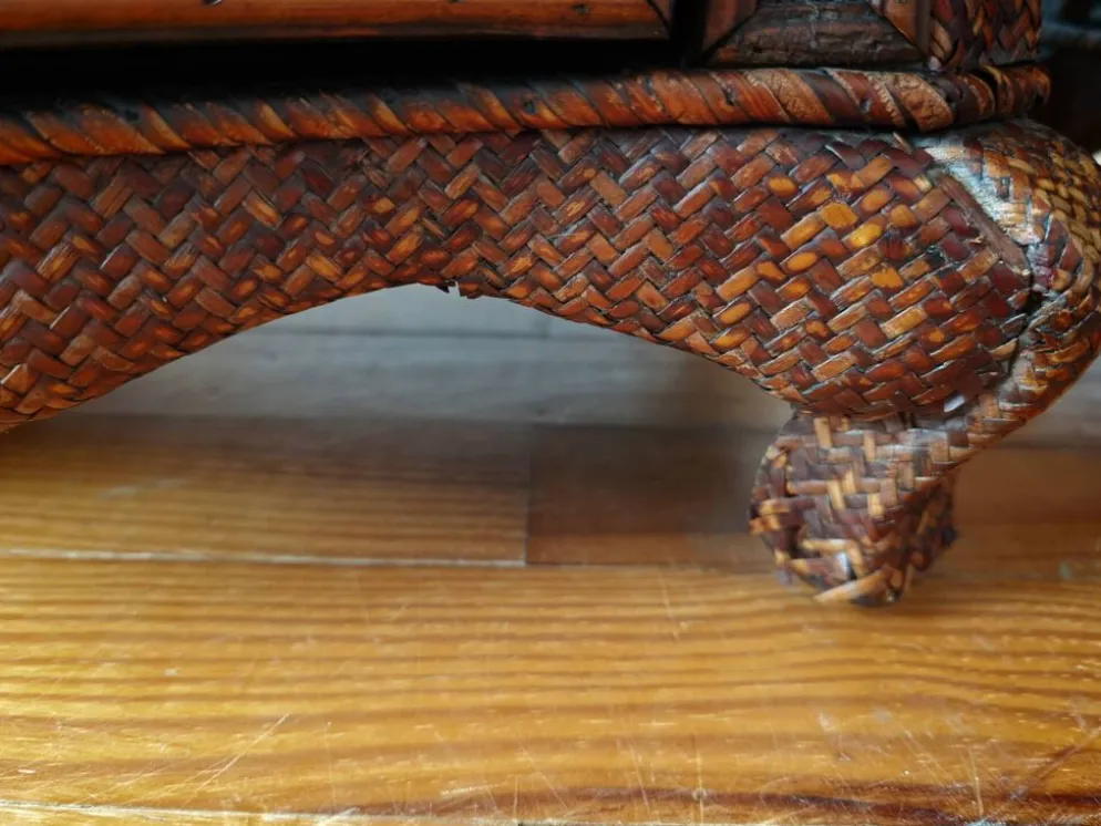 Paire de tables de chevet galbées en osier