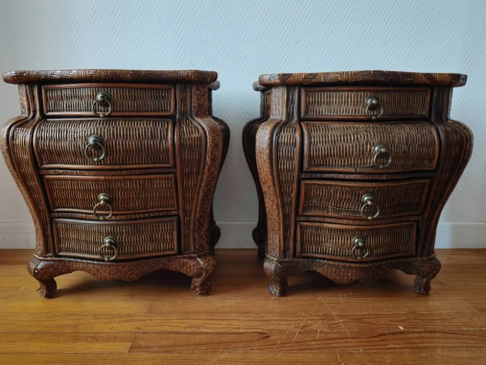 Paire de tables de chevet galbées en osier