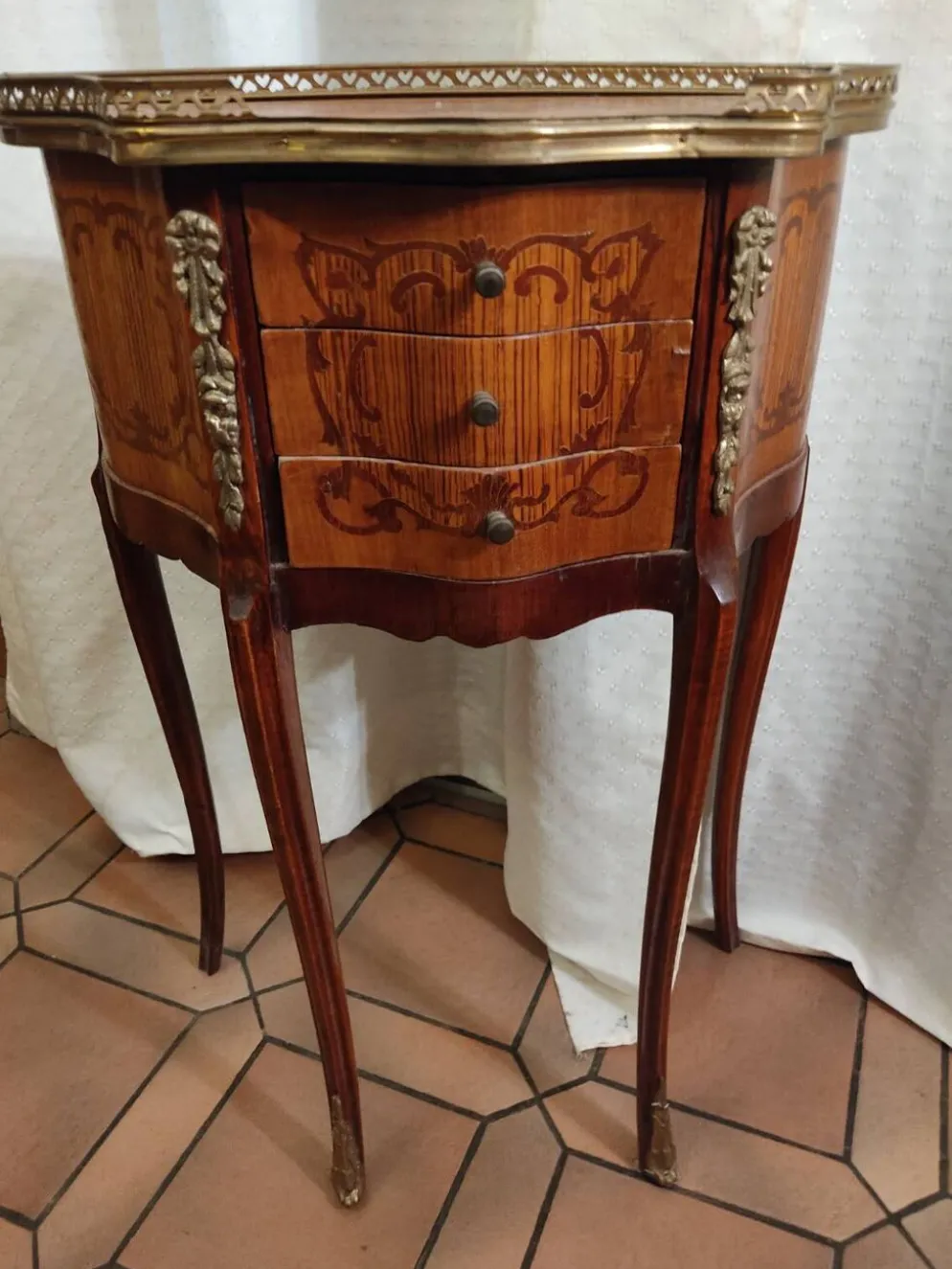 Paire de tables de chevet Louis XV