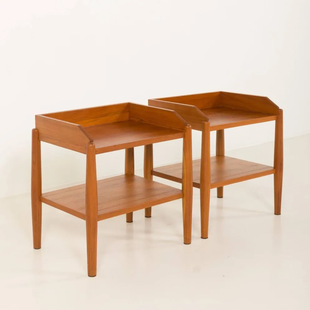 Paire de tables de chevet minimalistes du milieu du siècle en teck massif