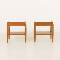 Paire de tables de chevet minimalistes du milieu du siècle en teck massif