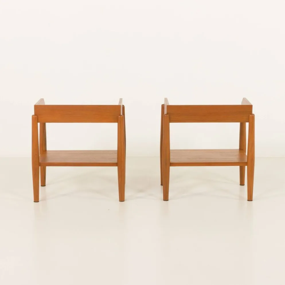 Paire de tables de chevet minimalistes du milieu du siècle en teck massif