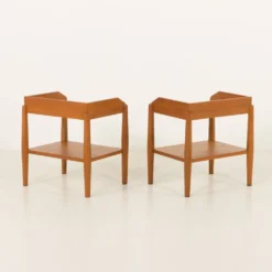 Paire de tables de chevet minimalistes du milieu du siècle en teck massif
