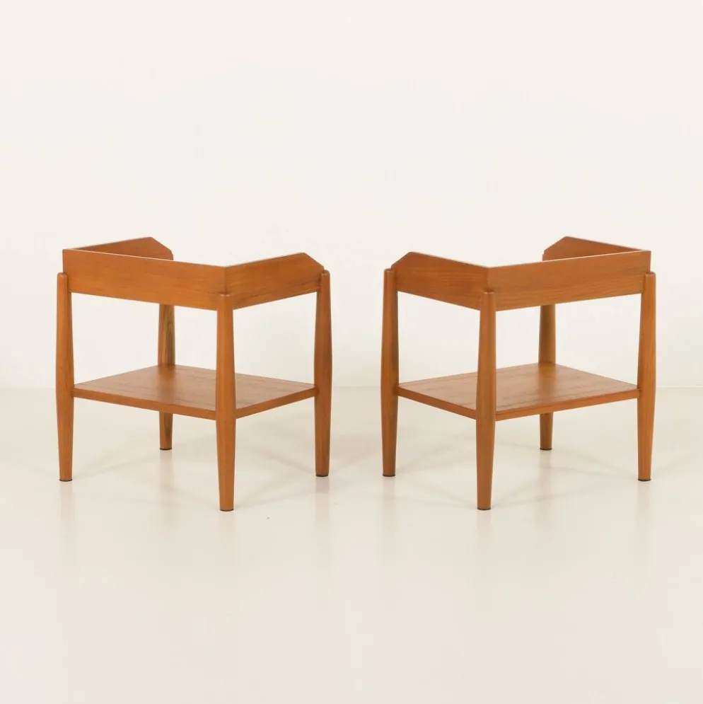 Paire de tables de chevet minimalistes du milieu du siècle en teck massif