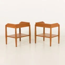 Paire de tables de chevet minimalistes du milieu du siècle en teck massif