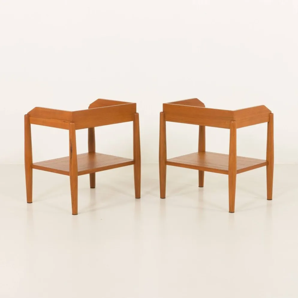 Paire de tables de chevet minimalistes du milieu du siècle en teck massif