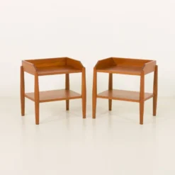 Paire de tables de chevet minimalistes du milieu du siècle en teck massif