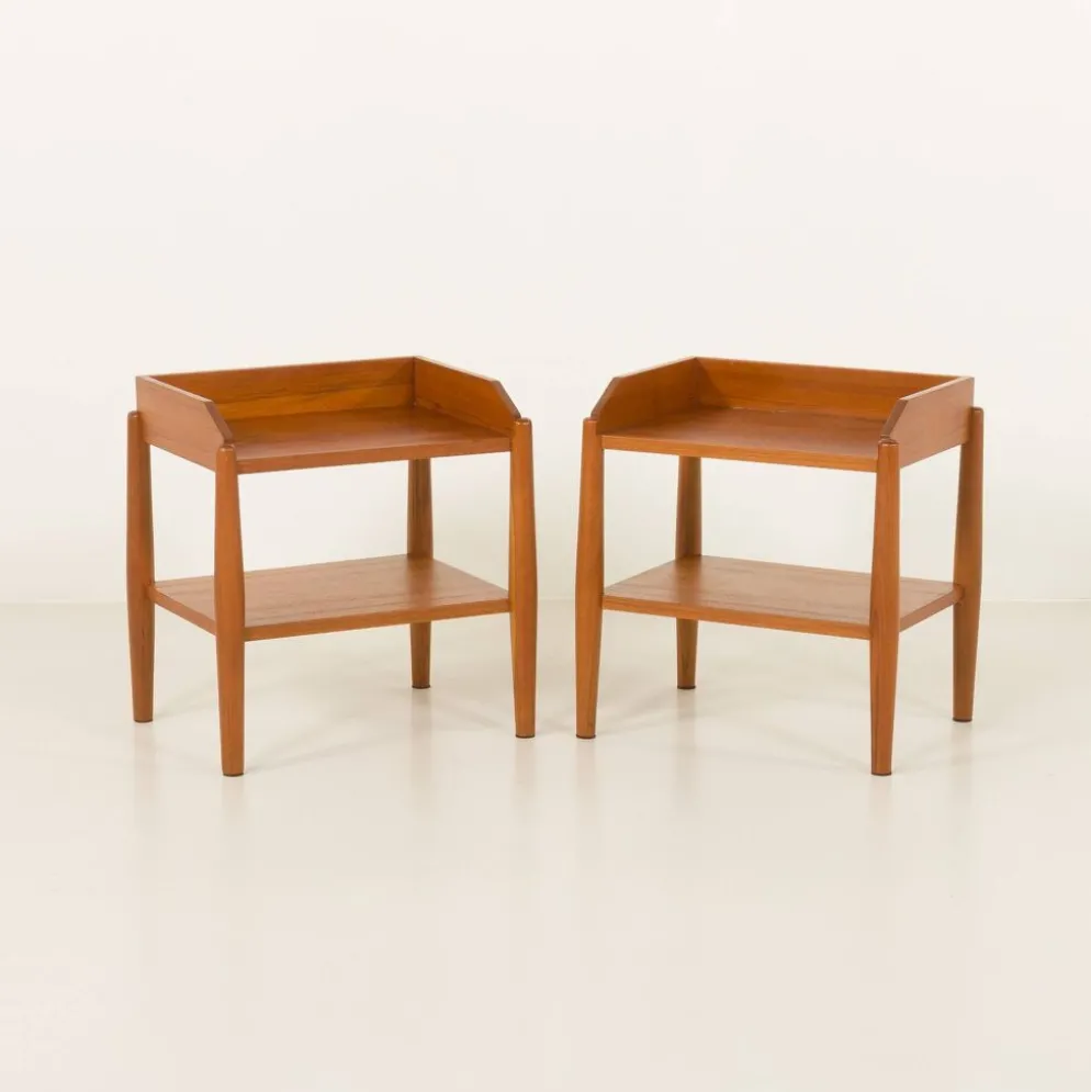 Paire de tables de chevet minimalistes du milieu du siècle en teck massif