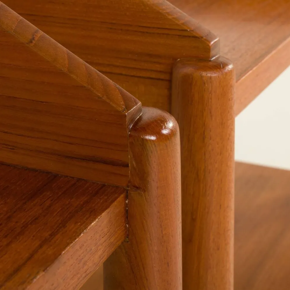 Paire de tables de chevet minimalistes du milieu du siècle en teck massif