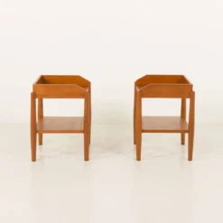 Paire de tables de chevet minimalistes du milieu du siècle en teck massif