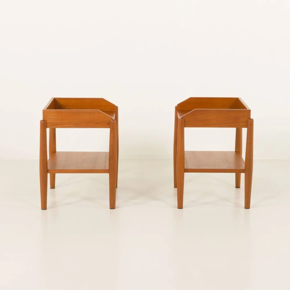 Paire de tables de chevet minimalistes du milieu du siècle en teck massif