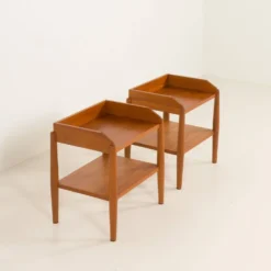 Paire de tables de chevet minimalistes du milieu du siècle en teck massif