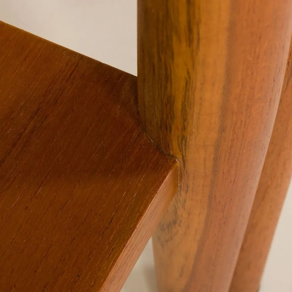 Paire de tables de chevet minimalistes du milieu du siècle en teck massif