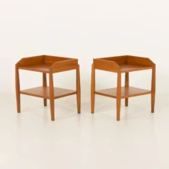 Paire de tables de chevet minimalistes du milieu du siècle en teck massif