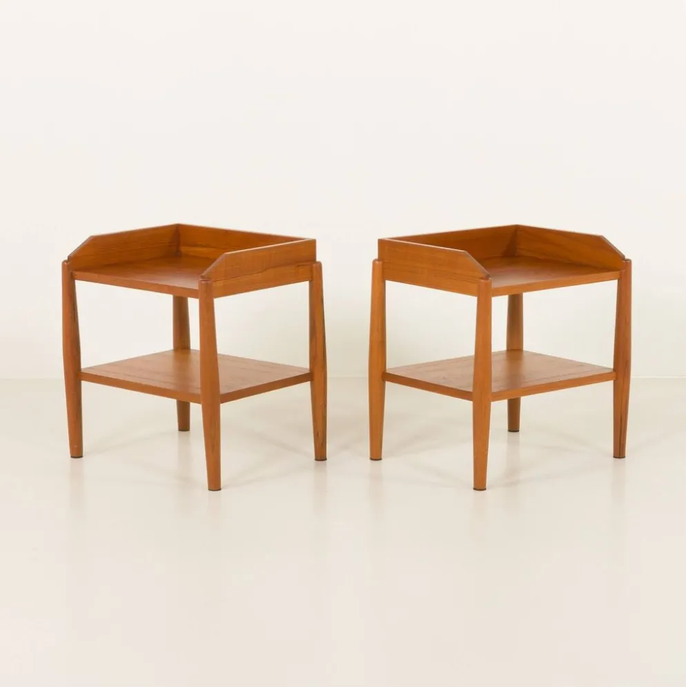 Paire de tables de chevet minimalistes du milieu du siècle en teck massif
