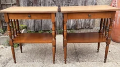 Paire de tables de chevet ou bouts de canapé double plateau bois tourné Sty