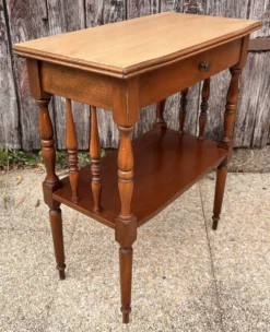 Paire de tables de chevet ou bouts de canapé double plateau bois tourné Sty