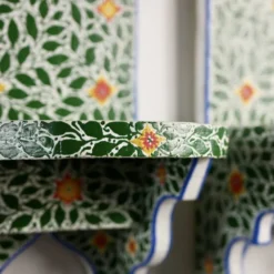 Paire de tables de chevet ou étagères tunisiennes peintes à la main