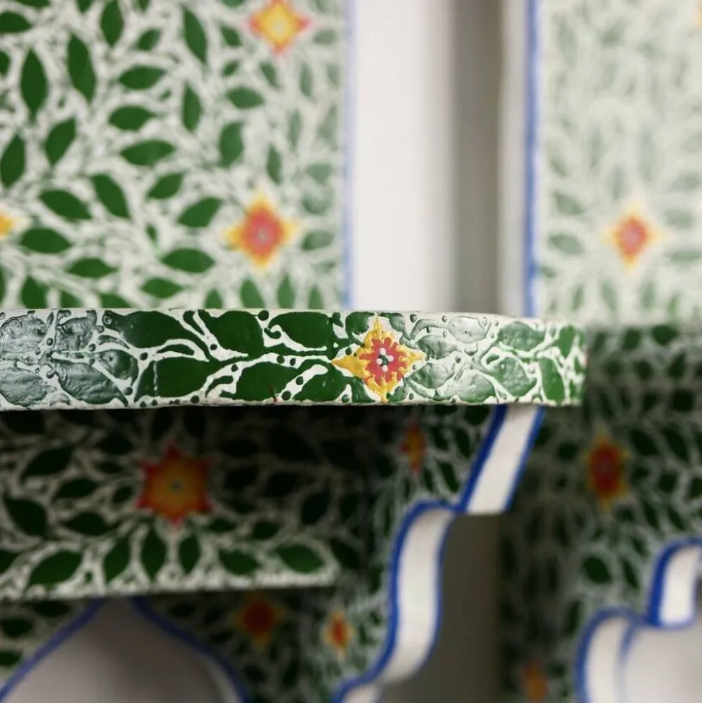 Paire de tables de chevet ou étagères tunisiennes peintes à la main
