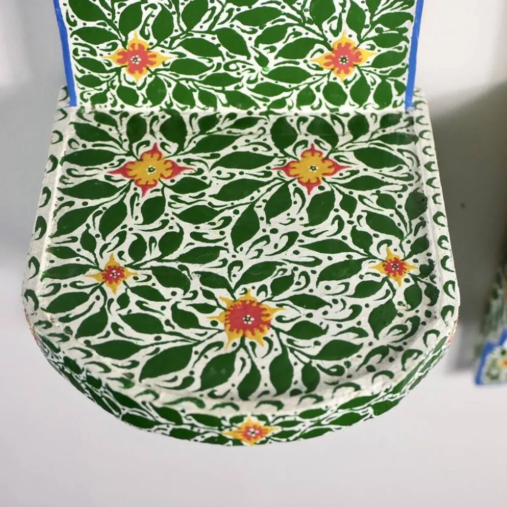 Paire de tables de chevet ou étagères tunisiennes peintes à la main