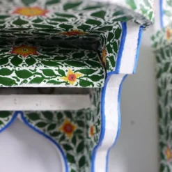 Paire de tables de chevet ou étagères tunisiennes peintes à la main