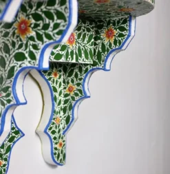 Paire de tables de chevet ou étagères tunisiennes peintes à la main