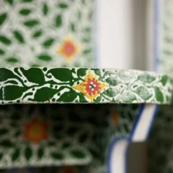 Paire de tables de chevet ou étagères tunisiennes peintes à la main