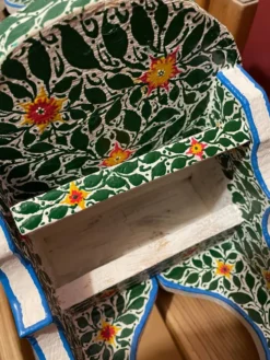 Paire de tables de chevet ou étagères tunisiennes peintes à la main