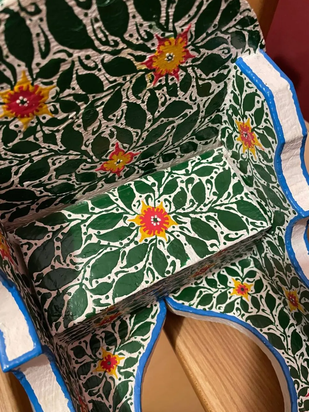 Paire de tables de chevet ou étagères tunisiennes peintes à la main