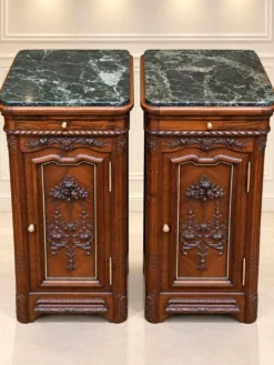 Paire de tables de chevet – Époque Napoléon III – Noyer sculpté, marbre vert de mer