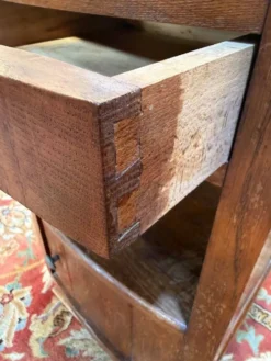 Paire de tables de chevet – Époque Art Déco – Chêne massif et marbre