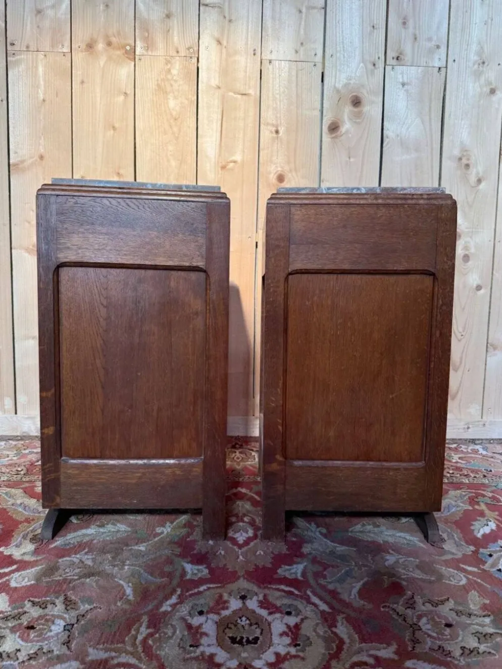 Paire de tables de chevet – Époque Art Déco – Chêne massif et marbre