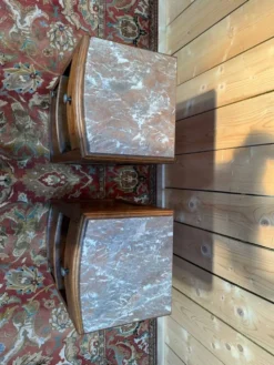 Paire de tables de chevet – Époque Art Déco – Chêne massif et marbre