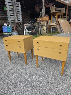 Paire de tables de chevet scandinaves en chêne des années 60
