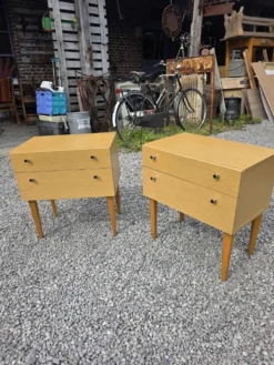Paire de tables de chevet scandinaves en chêne des années 60
