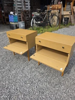 Paire de tables de chevet scandinaves en chêne des années 60