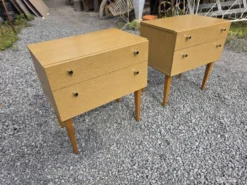 Paire de tables de chevet scandinaves en chêne des années 60