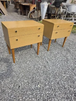 Paire de tables de chevet scandinaves en chêne des années 60