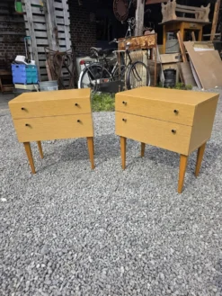 Paire de tables de chevet scandinaves en chêne des années 60