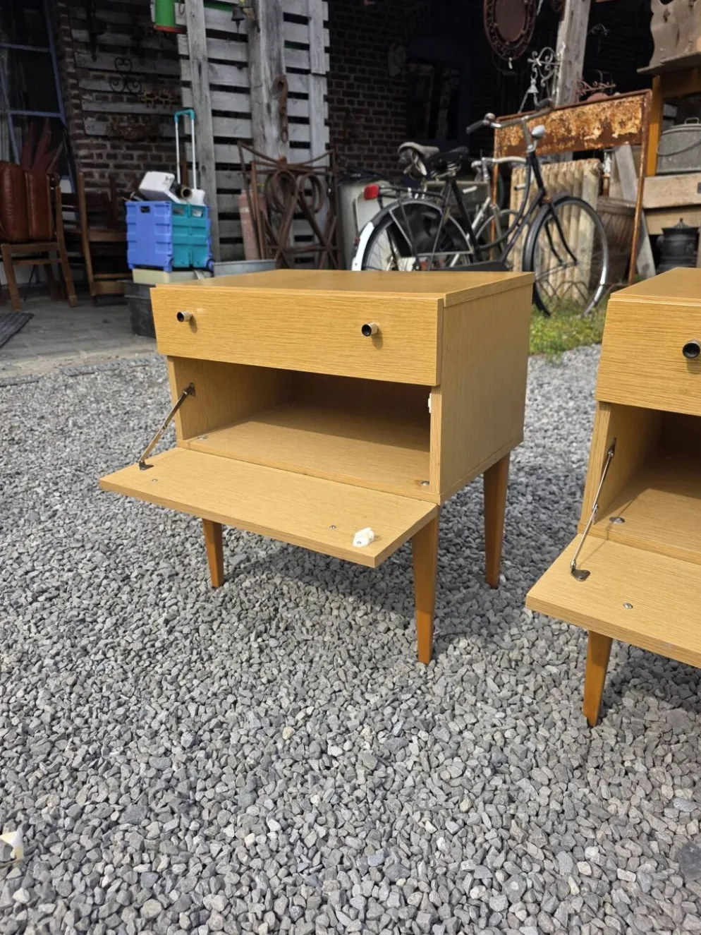 Paire de tables de chevet scandinaves en chêne des années 60