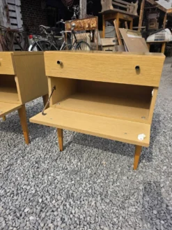Paire de tables de chevet scandinaves en chêne des années 60
