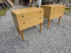 Paire de tables de chevet scandinaves en chêne des années 60