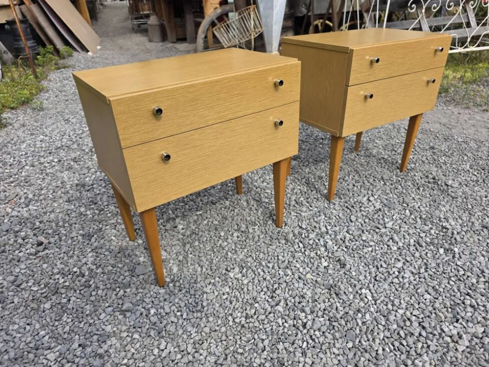 Paire de tables de chevet scandinaves en chêne des années 60