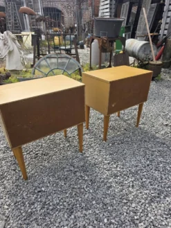 Paire de tables de chevet scandinaves en chêne des années 60
