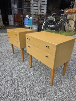 Paire de tables de chevet scandinaves en chêne des années 60